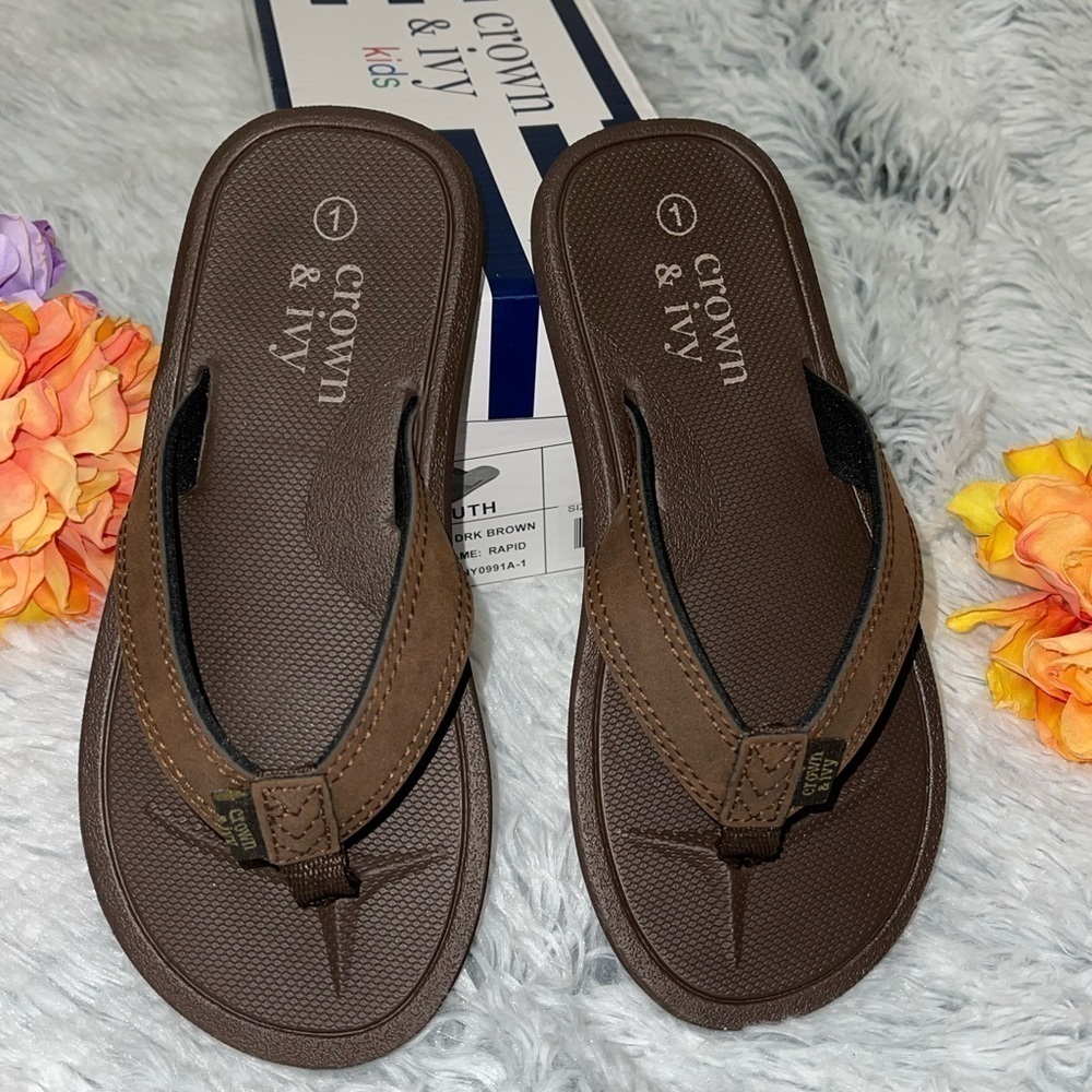 Crown & Ivy || youth size 1 Flip Flops NWB